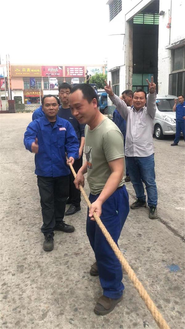 我公司举行拔河比赛